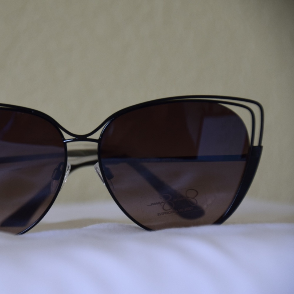 NEW Cat-eyed Jessica Simpson sunglasses